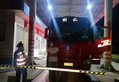 湖北麻城盛产石材，运输石材的车辆结队