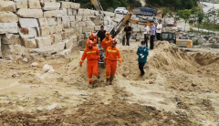 河南罗山一石材厂发生交通事故，司机多