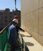 大面干挂石材安装完成后的清洗打胶